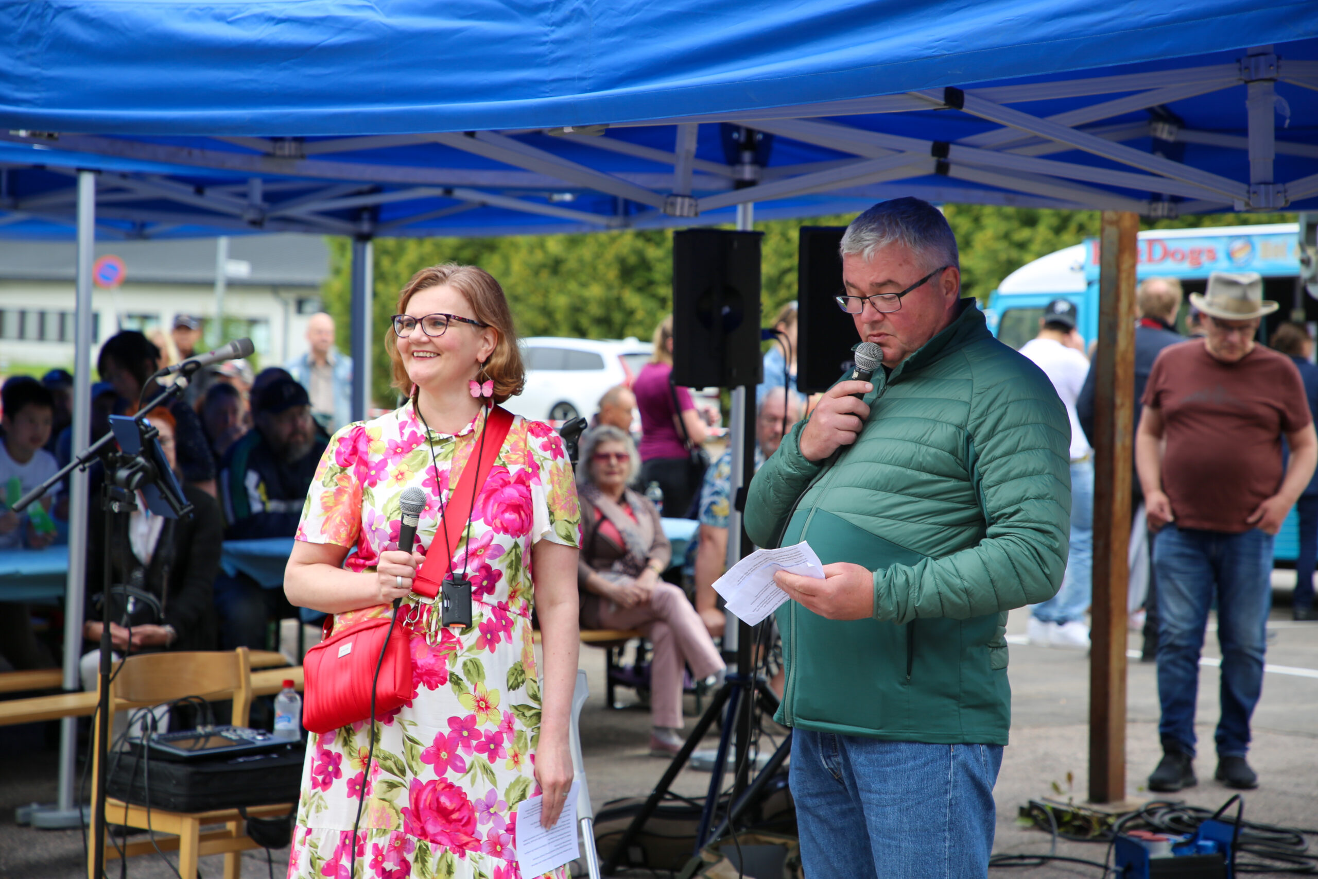 Porvoon Kotien toimitusjohtaja MArjut Sandsjoe ja Porvoon a-asunnot oy:n hallituksen puheenjohtaja Joel Karvinen pitämässä puhetta