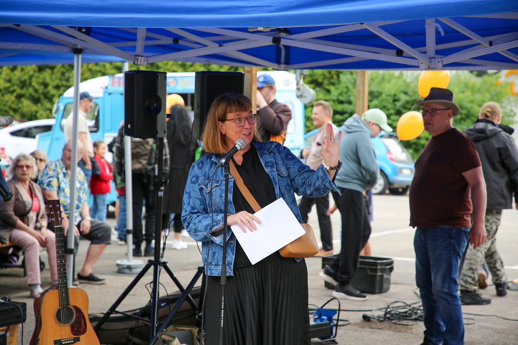 Mikaela Nylander pitämässä puhetta Porvoon Kotien asukasjuhlassa